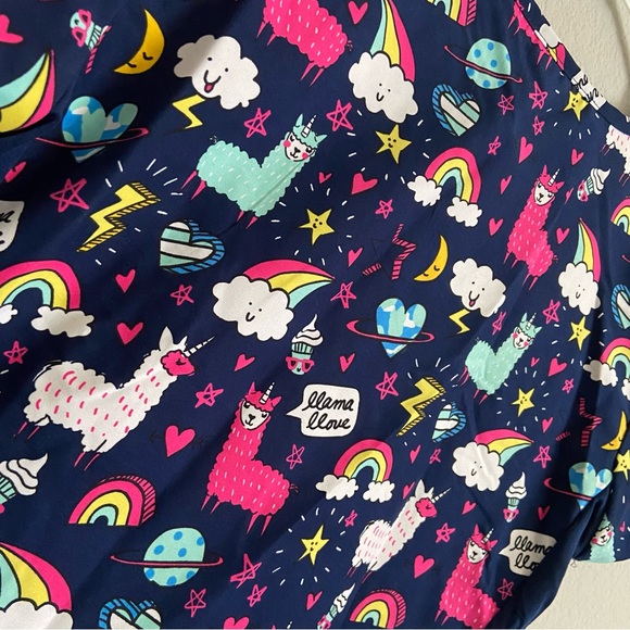 Green Town S scrub top with colorful llama and rainbow print w/ 2 front pockets - Picture 4 of 11